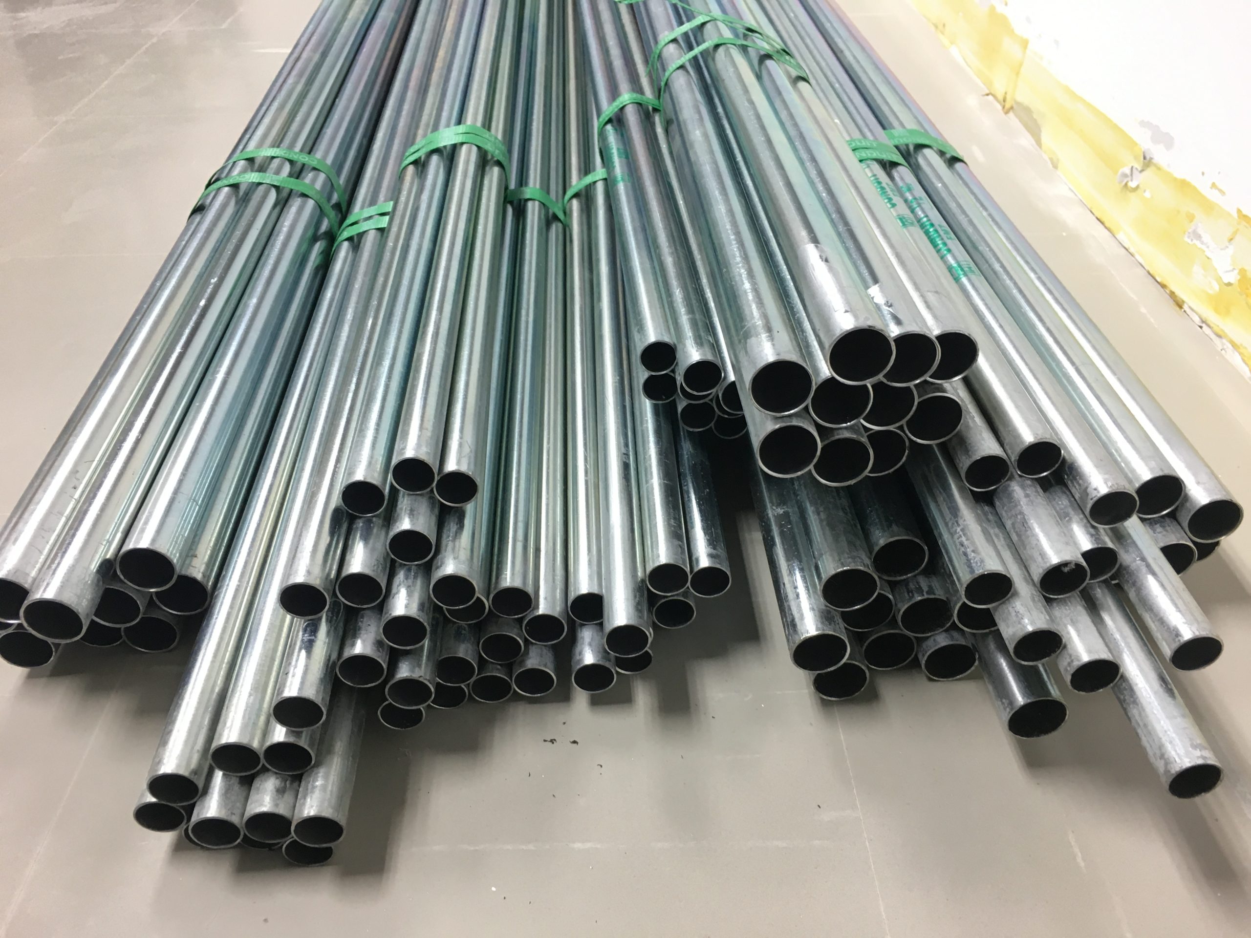 Emt.,Pipes,On,The,Floor,,Electrical,Conduit,For,Wiring,Cable